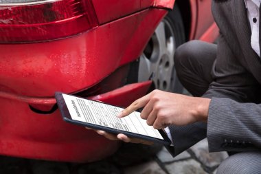 Sigortacı'nın el araba kazasından sonra dijital tablet sigorta hasar talep formu doldurma