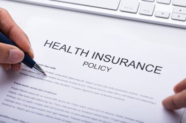 Sağlık sigortası politikası formu doldururken bir birinin elini Close-Up