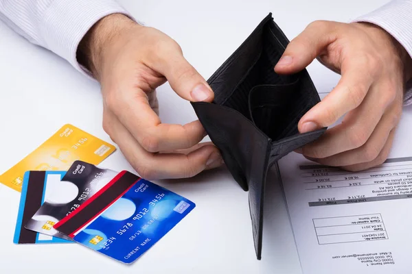 Primer Plano Persona Que Muestra Cartera Vacía Con Tarjeta Crédito — Foto de Stock