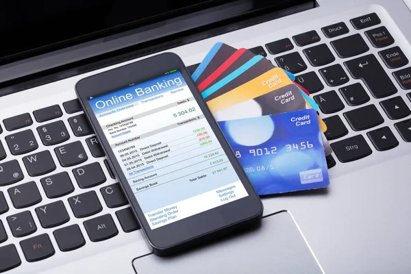 Närbild Mobiltelefon Med Internetbank App Och Kreditkort Datorns Tangentbord — Stockfoto