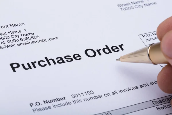 Close Person Hand Filling Purchase Order Form — Stock Photo, Image