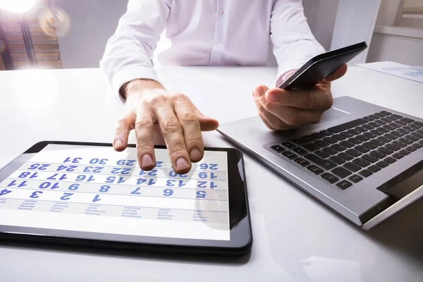 Gros Plan Main Homme Affaires Utilisant Calendrier Sur Tablette Numérique — Photo