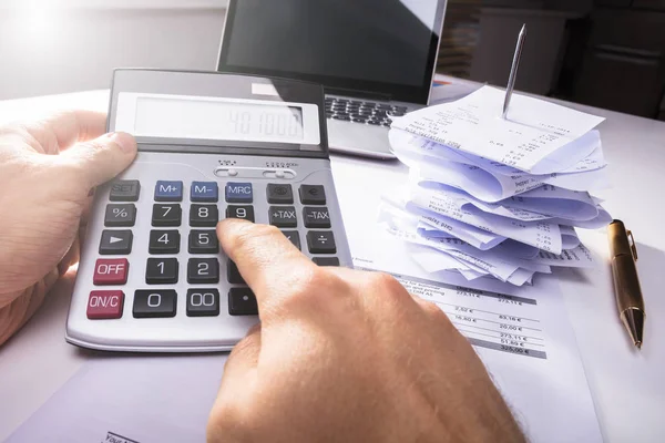 Närbild Persons Hand Beräkningen Faktura Nära Räkningar Och Laptop Office — Stockfoto