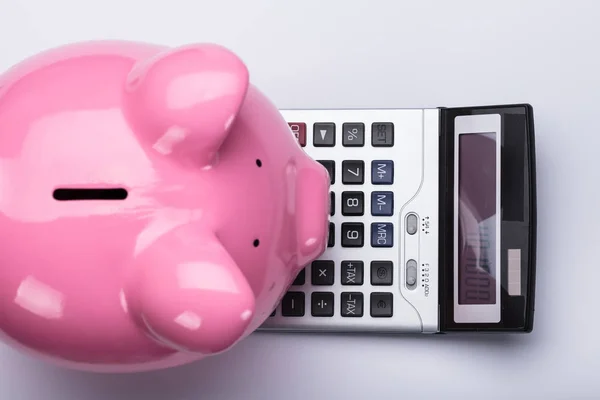 Vista Elevada Banco Calculadora Cor Rosa Piggy Fundo Branco — Fotografia de Stock