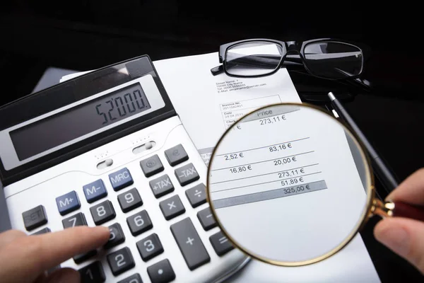 Närbild Näringsidkares Hand Analysera Bill Med Förstoringsglas — Stockfoto