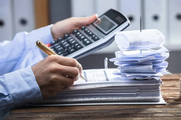 Close Mão Empresário Usando Calculadora Para Calcular Fatura Mesa Madeira — Fotografia de Stock