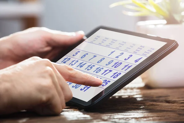 Nahaufnahme Der Hand Eines Geschäftsmannes Der Einen Kalender Auf Einem — Stockfoto