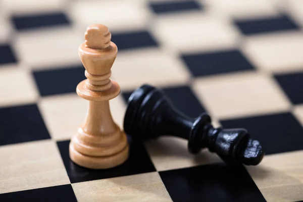 Dvě Dřevěné Šachové Figurky Šachovnici — Stock fotografie