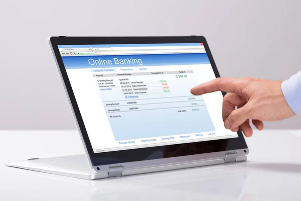 Närbild Manlig Hand Använder Internetbank Hybrid Laptop Över Vita Skrivbordet — Stockfoto
