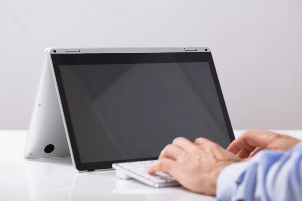 Tangan Mengetik Papan Ketik Depan Laptop Hybrid Atas Meja — Stok Foto