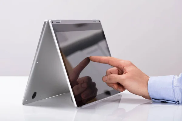 Close Empresário Tocando Seu Dedo Tela Laptop Híbrido Mesa Branca — Fotografia de Stock
