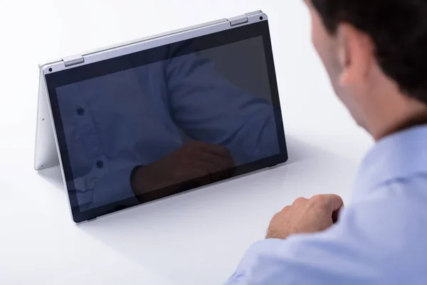 Bakifrån Man Tittar Tom Hybrid Laptop Över Vita Skrivbordet — Stockfoto