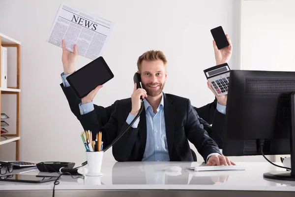 Retrato Jovem Empresário Feliz Multitasking Escritório — Fotografia de Stock