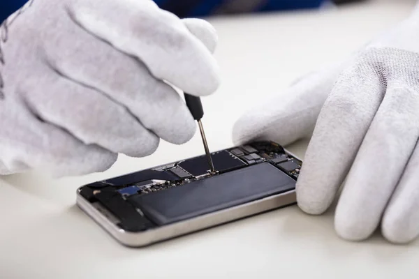 Primer Plano Teléfono Inteligente Reparación Manos Humanas Con Destornillador —  Fotos de Stock