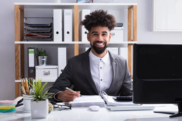 Retrato Joven Empresario Feliz Que Trabaja Oficina — Foto de Stock