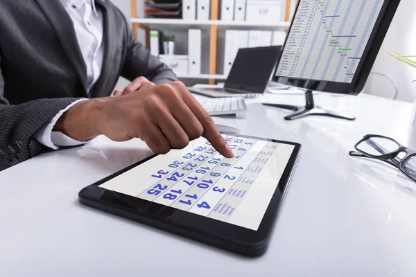 Close Van Een Ondernemer Hand Met Behulp Van Kalender Digitale — Stockfoto