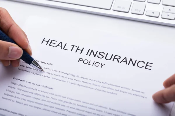 Close Person Hand Filling Health Insurance Policy Form — Stock Photo, Image