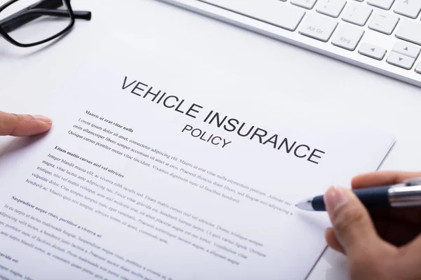 Close Person Hand Filling Vehicle Insurance Policy Form — Stock Photo, Image