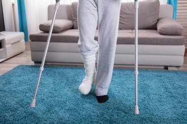 Bir adamın görünümünü düşük bölümü bacak mavi halı üzerinde sıvalı.