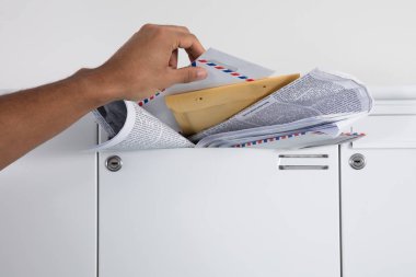 Bir kişinin el mektupları posta kutusundan alarak Close-Up