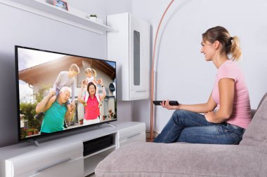 Mutlu kadın evde televizyon film izlerken