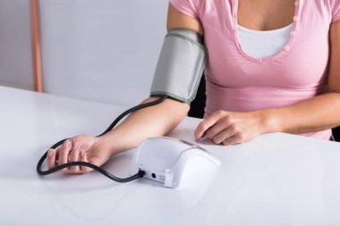 Midsection bir kadının tablo kan basıncına ölçüm
