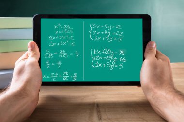 Dijital Tablet Matematiksel denklemler ile ekranda Resepsiyon üzerinde tutan bir kişinin el Close-Up