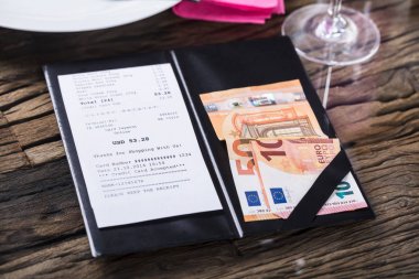 Bill ve banknot yükseltilmiş görünümünü ahşap masa