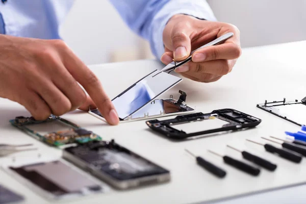 Primo Piano Della Mano Tecnico Che Fissa Schermo Danneggiato Sul — Foto Stock