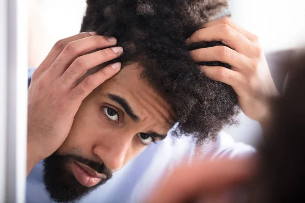 Gros Plan Jeune Homme Examinant Ses Cheveux — Photo