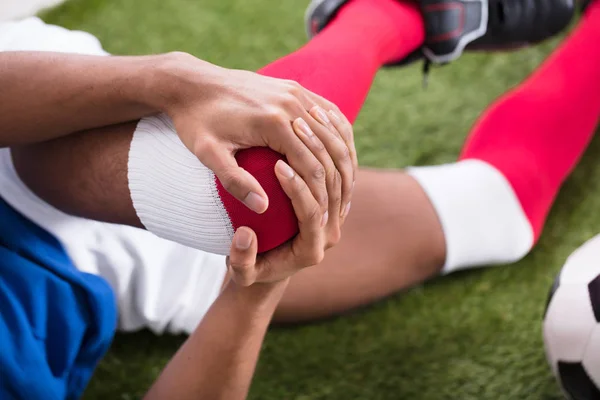 Γκρο Πλαν Ένα Τραυματισμένο Αρσενικό Ποδοσφαιριστής Στο Πεδίο — Φωτογραφία Αρχείου