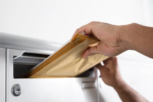 Close Van Een Postman Hand Letters Aanbrengend Mailbox — Stockfoto