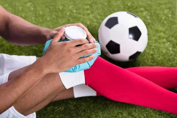 Close Jogador Futebol Masculino Ferido Aplicando Bloco Gelo Joelho — Fotografia de Stock