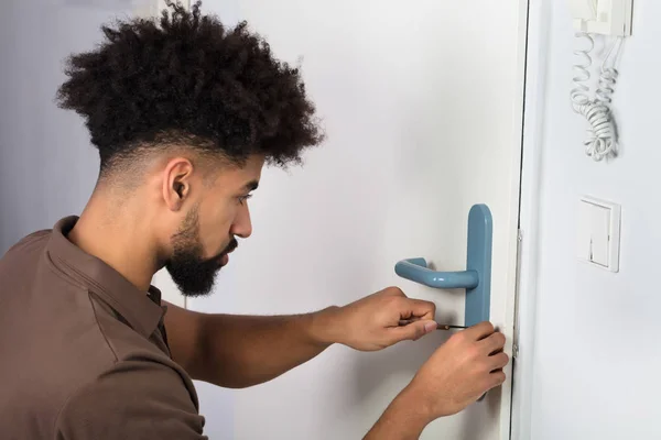 Närbild Persons Hand Öppning Dörrlås Med Lockpicker — Stockfoto