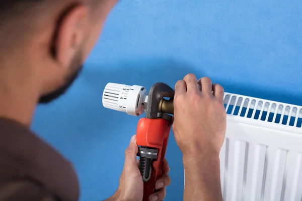 Close Jovem Encanador Masculino Usando Chave Para Fixação Termostato — Fotografia de Stock