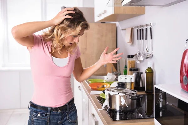 Schockierte Junge Frau Sieht Wie Küche Abgekochte Milch Aus Küchenutensilien — Stockfoto