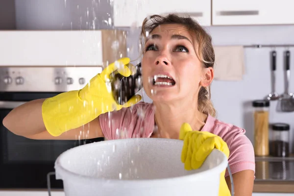 Mulher Chocada Chamando Encanador Durante Coleta Água Vazando Teto Usando — Fotografia de Stock