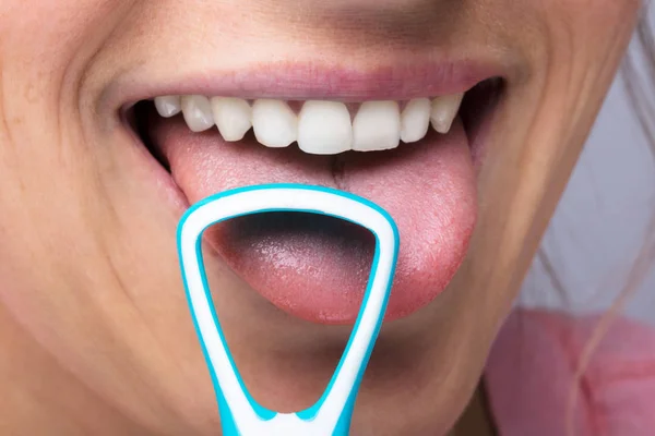 Close Young Woman Cleaning Tongue Cleaner — Stock Photo, Image