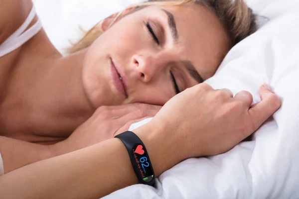 Fitness Activity Tracker Heartbeat Rate Woman Hand Bed — стоковое фото