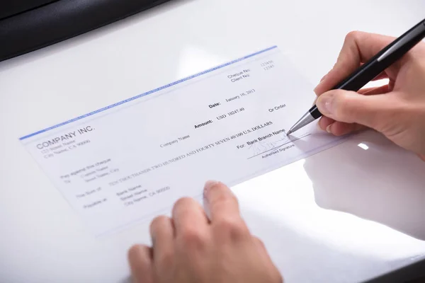 Primer Plano Del Cheque Firma Mano Una Persona Escritorio Oficina — Foto de Stock