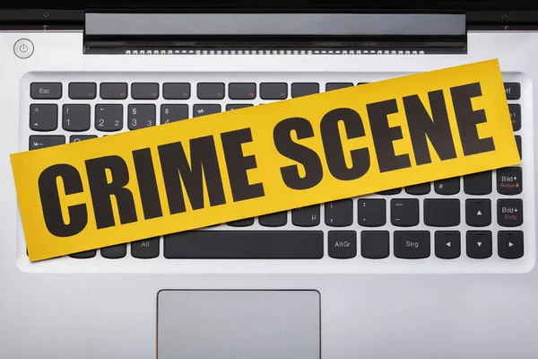 Laptop Tuş Takımındaki Sarı Suç Sahne Bant Yüksek Açılı Görünüş — Stok fotoğraf