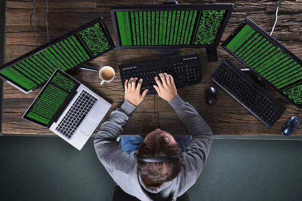 Vista Ángulo Alto Del Hacker Robando Datos Múltiples Computadoras — Foto de Stock