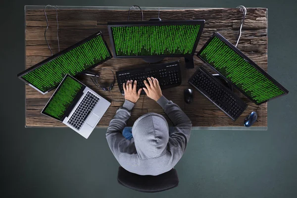 High Angle View Hacker Hacking Multiple Computers Desk — Stock Photo, Image