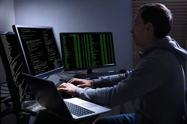 Seitenansicht Eines Hackers Der Informationen Von Mehreren Computern Auf Einem — Stockfoto