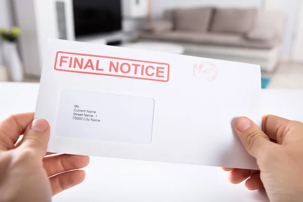 Close Mão Pessoa Segurando Envelope Aviso Final — Fotografia de Stock