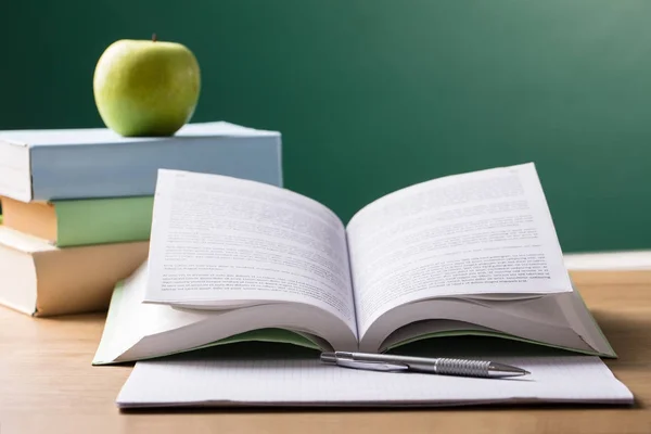 Nahaufnahme Eines Schulbuchs Auf Dem Schreibtisch Vor Der Tafel — Stockfoto