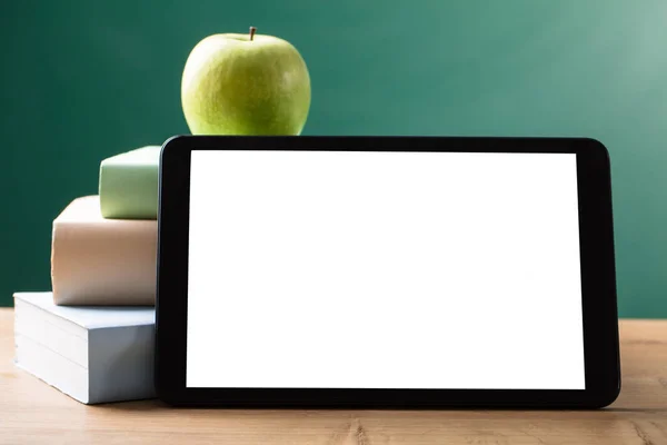 Γκρο Πλαν Πράσινο Μήλο Και Ψηφιακή Δισκίο Κενή Λευκή Οθόνη — Φωτογραφία Αρχείου