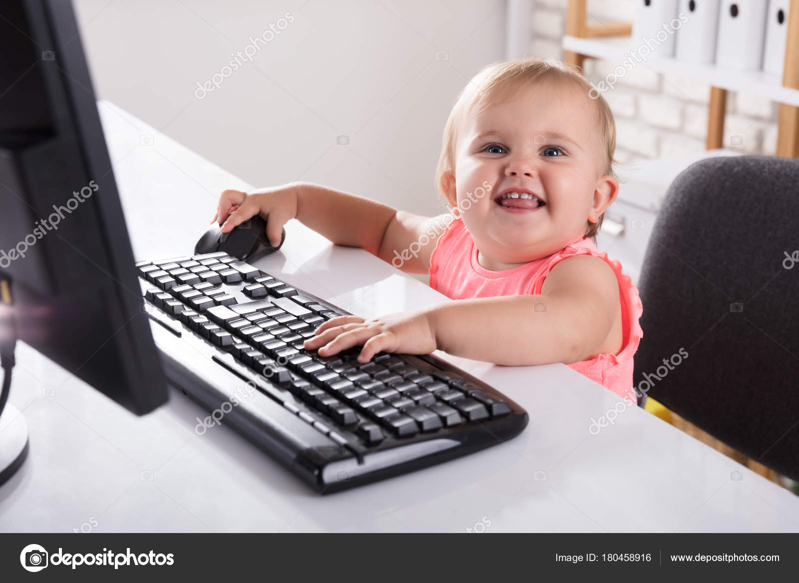 かわいい笑顔の赤ちゃん女の子コンピューターを使用してのクローズ アップ ストック写真 C Andreypopov