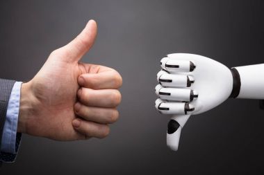 İşadamı ve başparmak gösterilmesini Robot ve başparmak işareti gri arka plan üzerinde aşağı