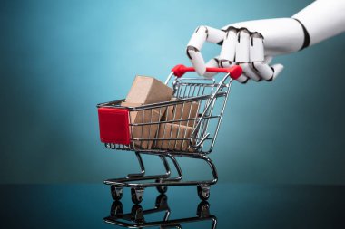 Alışveriş sepeti turkuaz zemin üzerine karton kutular ile tutarak robot